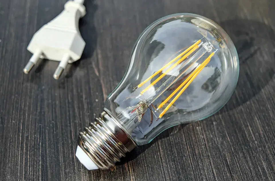 Ile prądu pobiera świetlówka 18w? Zaskakujące koszty energii!