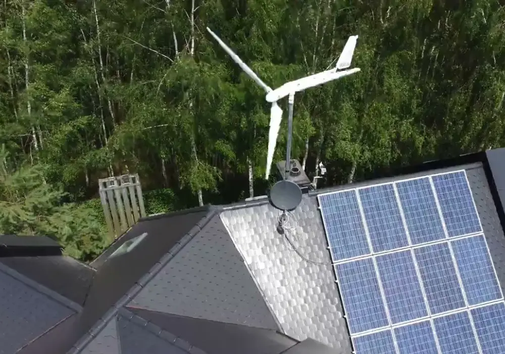 Jak mini elektrownia wiatrowo-słoneczna zmienia życie off-grid