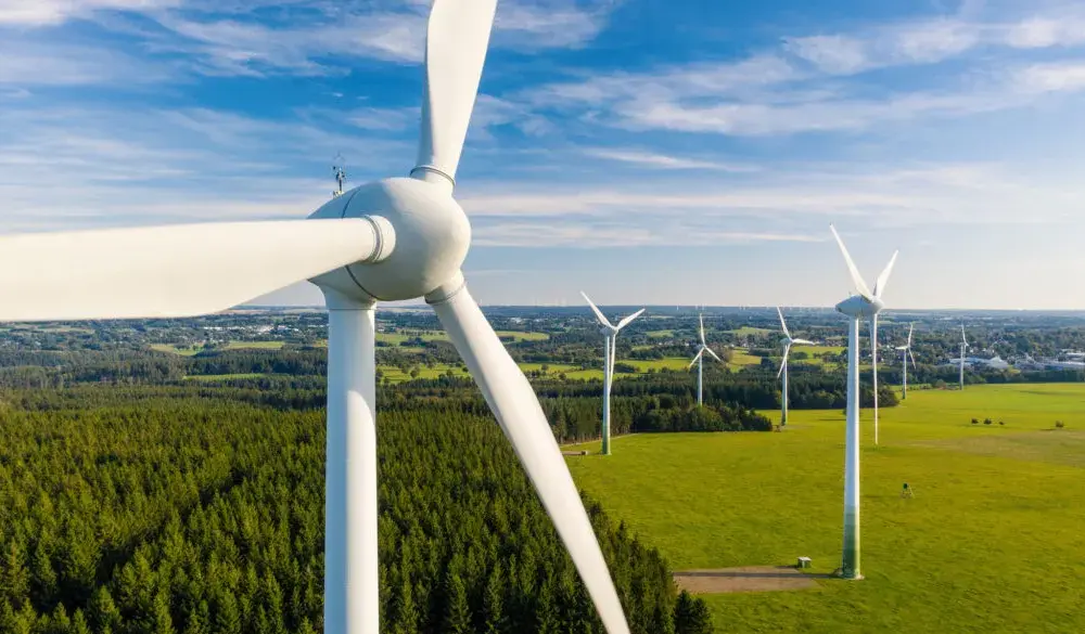 Kto wynalazł elektrownie wiatrowe? Fascynująca historia pionierów energii wiatrowej