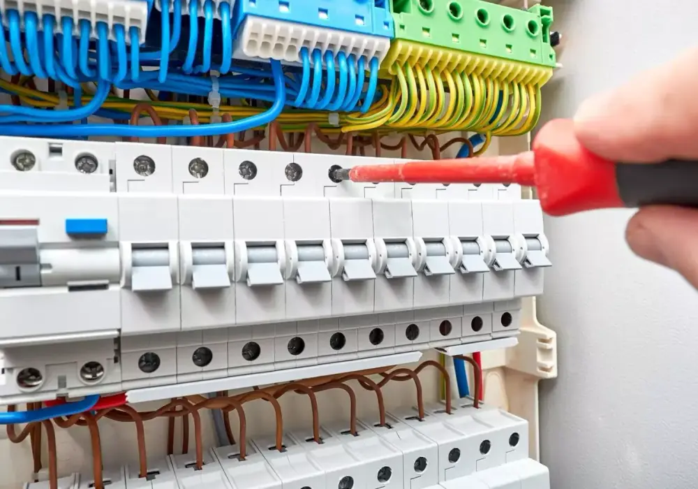 Jaką rozdzielnię elektryczną do domu wybrać, aby uniknąć problemów?