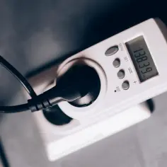 Miernik zużycia energii pokazuje 138.39 kWh. Zastanawiasz się, opłata mocowa co to? To dodatkowy koszt za moc przyłączeniową.