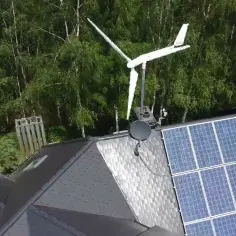 Jak mini elektrownia wiatrowo-słoneczna zmienia życie off-grid