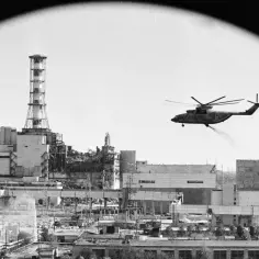 Helikopter nad zniszczonym reaktorem w Czarnobylu. Trudno oszacować, ile osób zginęło w Czarnobylu, ale to miejsce jest symbolem tragedii.