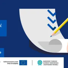 Kobieta zastanawia się nad wypełnieniem wniosku do programu Mój Prąd 6.0. Obok niej dokument z zaznaczonymi punktami i ołówkiem.