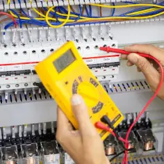 Co w rozdzielni elektrycznej? Kluczowe elementy i ich funkcje