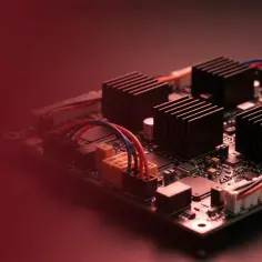 Elektronika z radiatorami i przewodami. Zastanawiasz się, bms co to? To system zarządzania baterią.