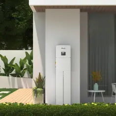 Nowoczesny dom z zielenią i bank energii 5kW marki SolaX, gotowy na przyszłość.