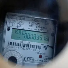 Cyfrowy licznik prądu pokazuje 895.16 kWh. Aby odczytać licznik prądu PGE, wystarczy zanotować ten odczyt.
