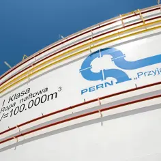 Biały zbiornik z oznaczeniem "Przyjaźń" S.A. i logo PERN. Widoczny numer 23, klasa ropy naftowej i objętość 100.000m³.