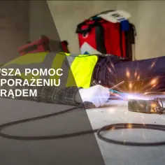 Osoba w kamizelce odblaskowej leży na ziemi, dotykając źródła iskier. Tekst informuje o pierwszej pomocy przy porażeniu prądem.