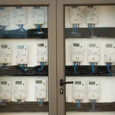 Panel z licznymi licznikami energii elektrycznej, gotowymi na każde przepięcie.