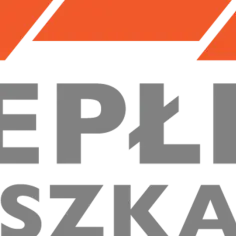 Szare litery "CIEPŁE MIESZKANIE" na czarnym tle, z pomarańczowym elementem graficznym.