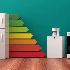 Białe sprzęty AGD od mikrofalówki po telewizor, obok kolorowej drabinki klas energetycznych. Zastanawiasz się, telemetria co to? To zbieranie danych o zużyciu energii.