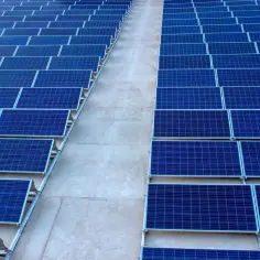 Rzędy paneli fotowoltaicznych, które zbierają energię słoneczną, tworzą imponujący krajobraz.