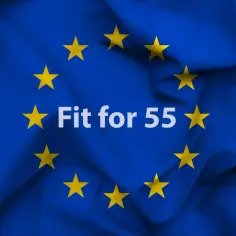 Flaga UE z napisem "Fit for 55" w centrum. Symbolizuje dążenie do redukcji emisji o 55%.
