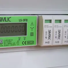Cyfrowy licznik prądu SIMLIC LS-3FB z wyświetlaczem pokazuje 00000.00 kWh. Obok moduły SIMTEC PV. Jak odczytać licznik prądu g11?