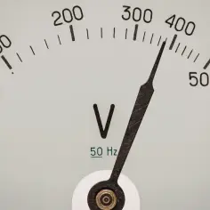 Wskaźnik woltomierza pokazuje wysokie napięcie, zbliżając się do 400V.