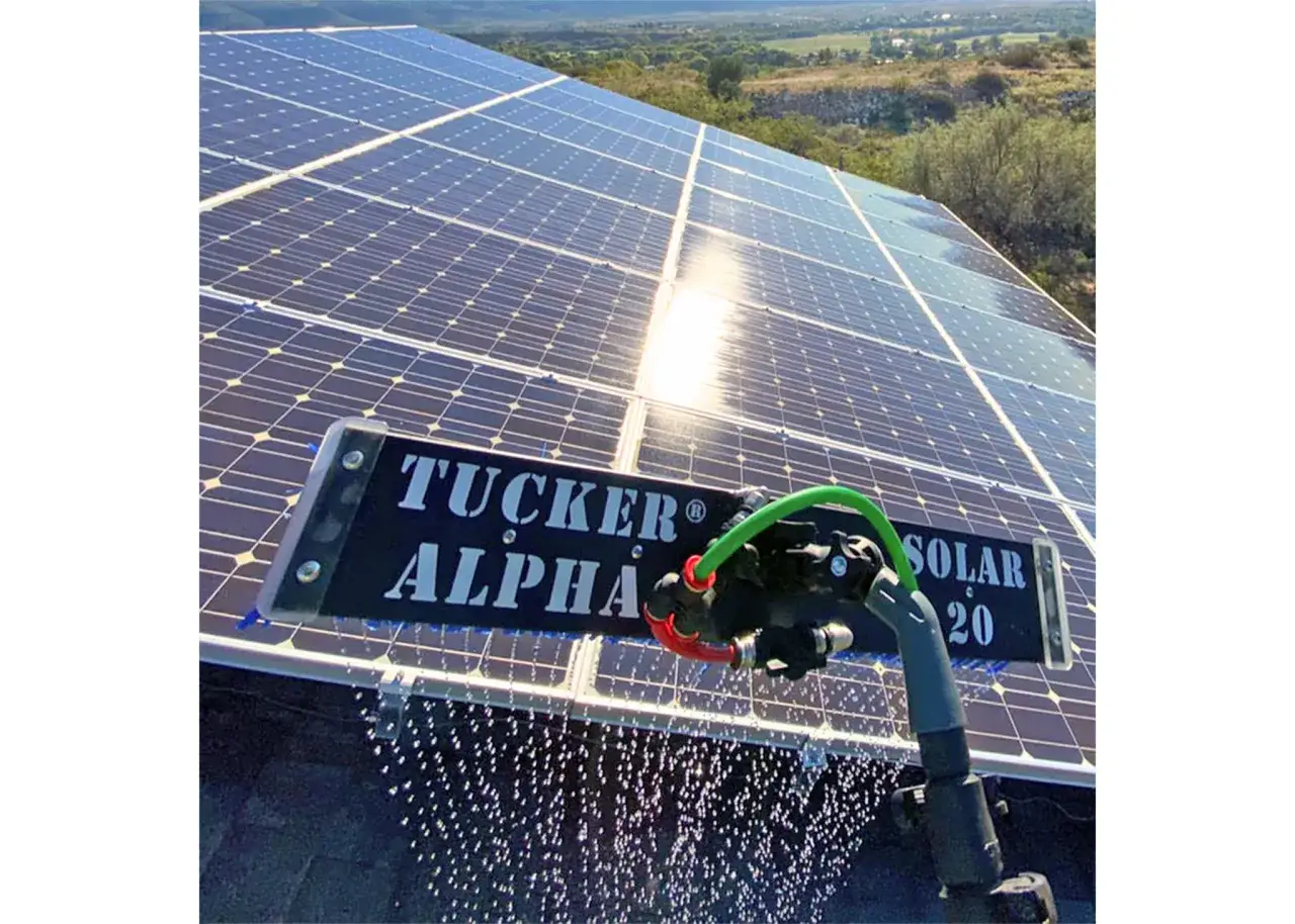 Profesjonalne mycie paneli fotowoltaicznych Tucker Alpha Solar 20. Woda spływa po czystych ogniwach.