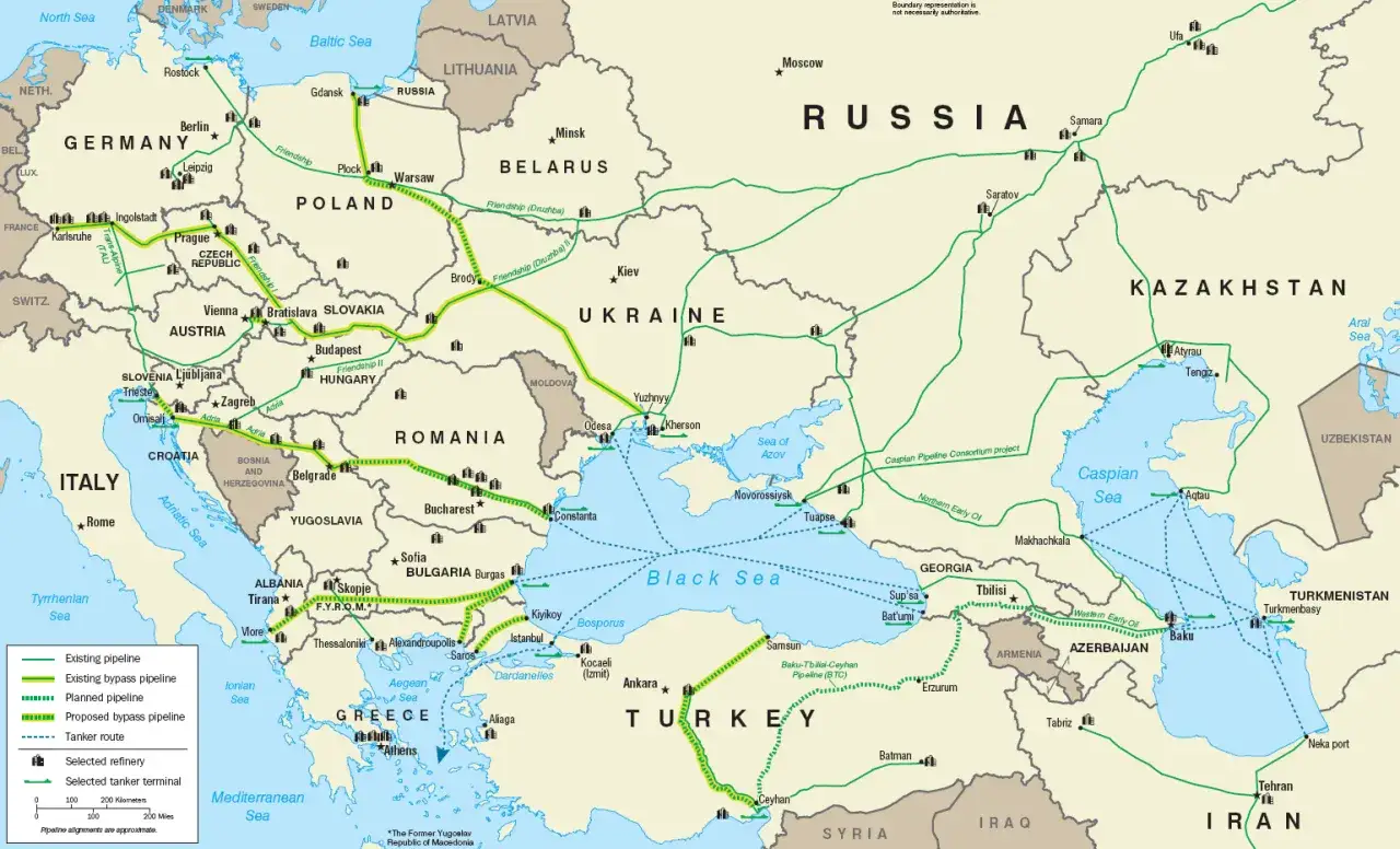 Mapa przedstawia rurociąg „Przyjaźń” i inne linie przesyłu ropy naftowej przez Europę i Azję.