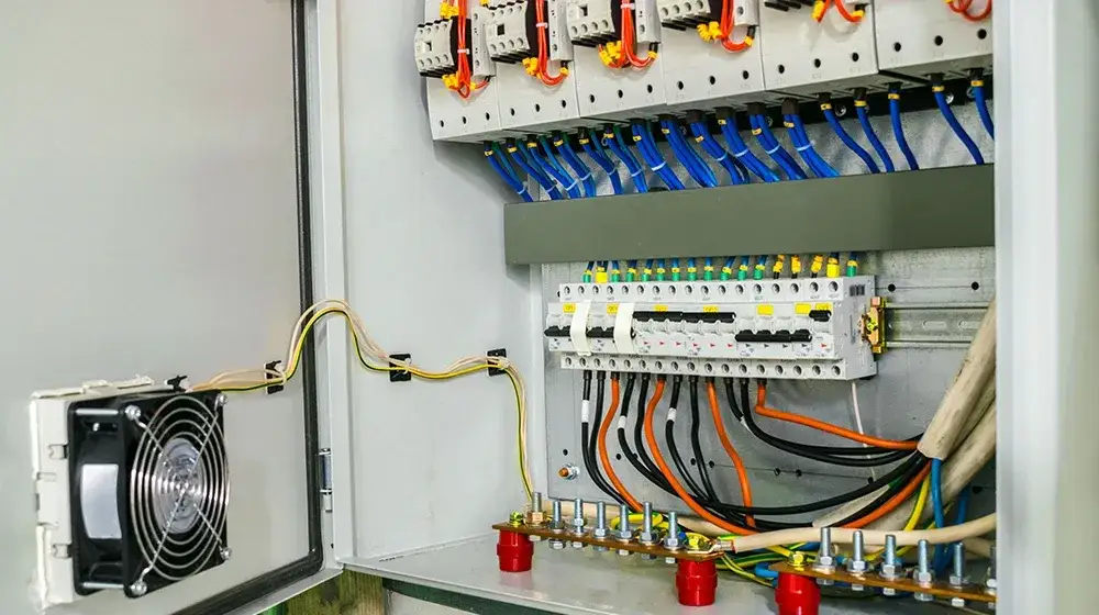 Zdjęcie Kto może wejść do rozdzielni elektrycznej? Ważne przepisy i zasady