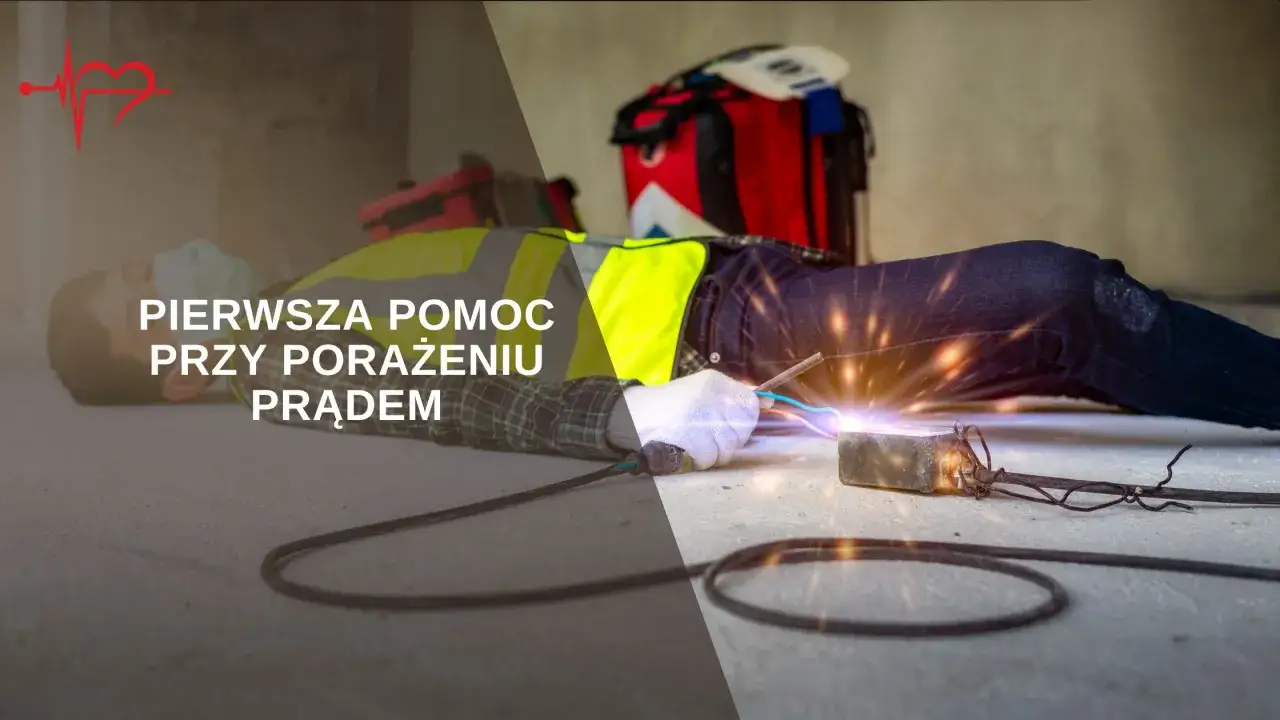 Osoba w kamizelce odblaskowej leży na ziemi, doświadczając porażenia prądem. Iskry i przewody wskazują na niebezpieczną sytuację.