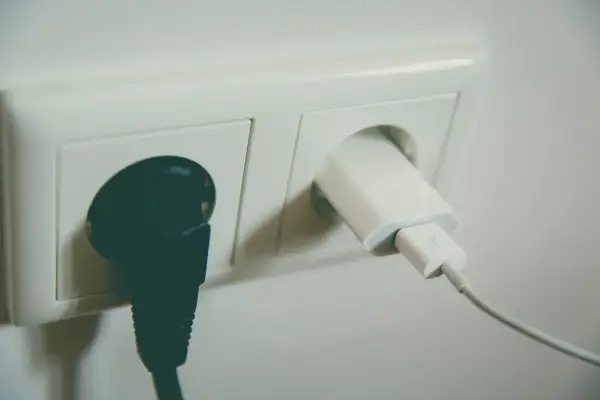 Napięcie w gniazdku – 230V to tylko początek. Co musisz wiedzieć?