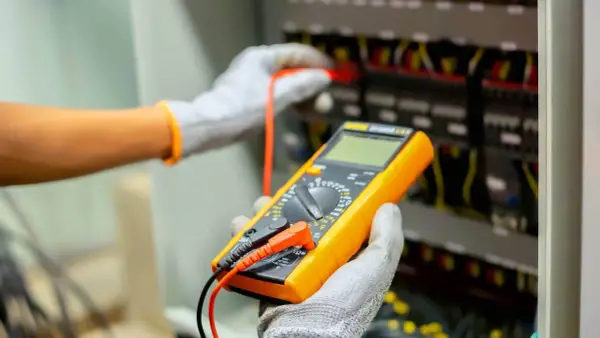 Przegląd instalacji elektrycznej: Co musisz wiedzieć?