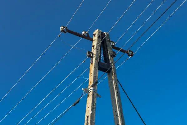 Słupy energetyczne na działce - Ile naprawdę możesz zyskać?
