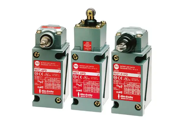 Trzy przemysłowe wyłączniki krańcówki Allen-Bradley, modele 802T-APD, 802T-DPD i 802T-K1PD, gotowe do pracy.